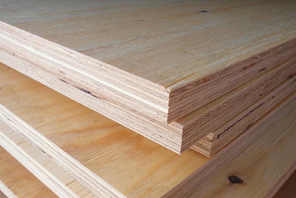 Flera ark av plywoodbrädor staplade ovanpå varandra